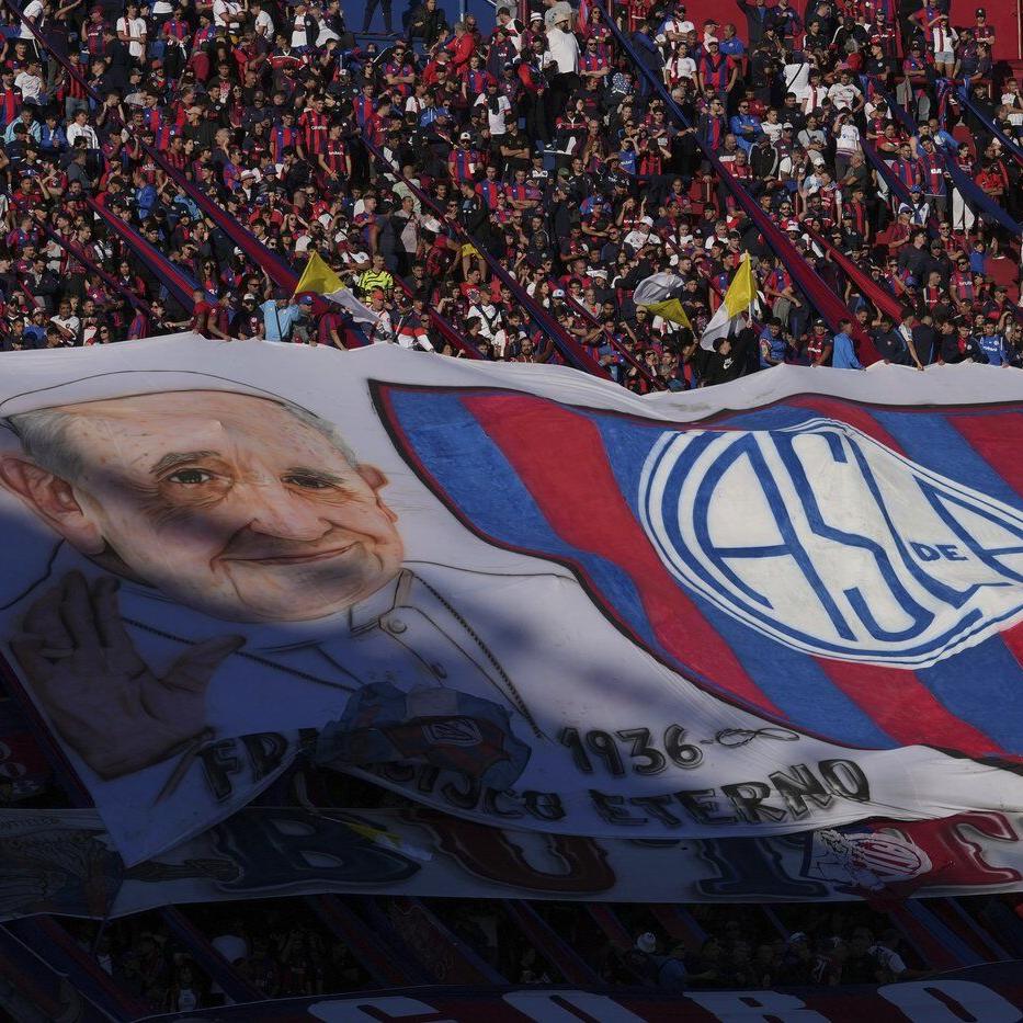 Argentina's San Lorenzo club pays tribute to Pope Francis during match